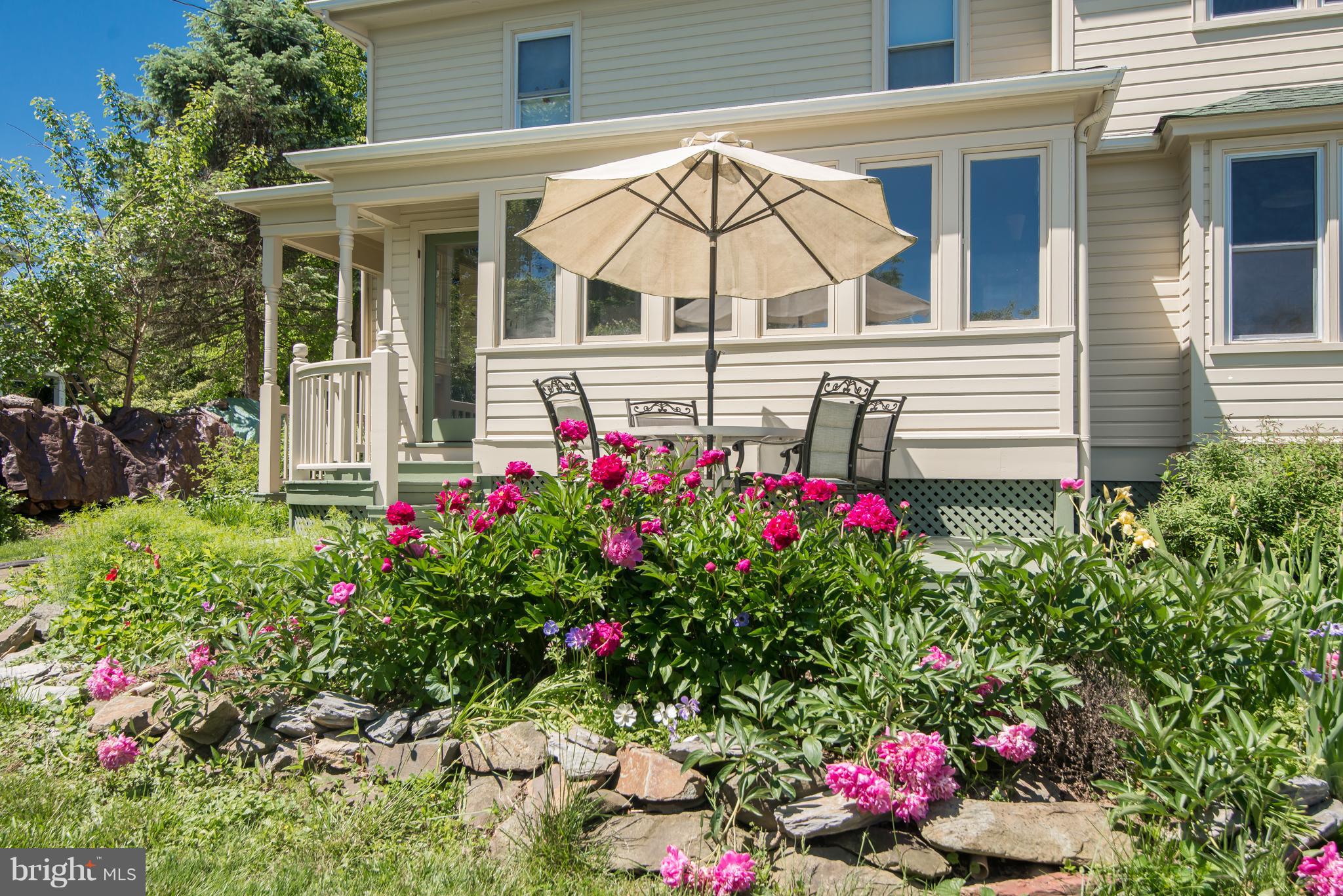 55 Main Street Round Hill, VA 20141 - Photo 2 of 29 Deck off the back of house