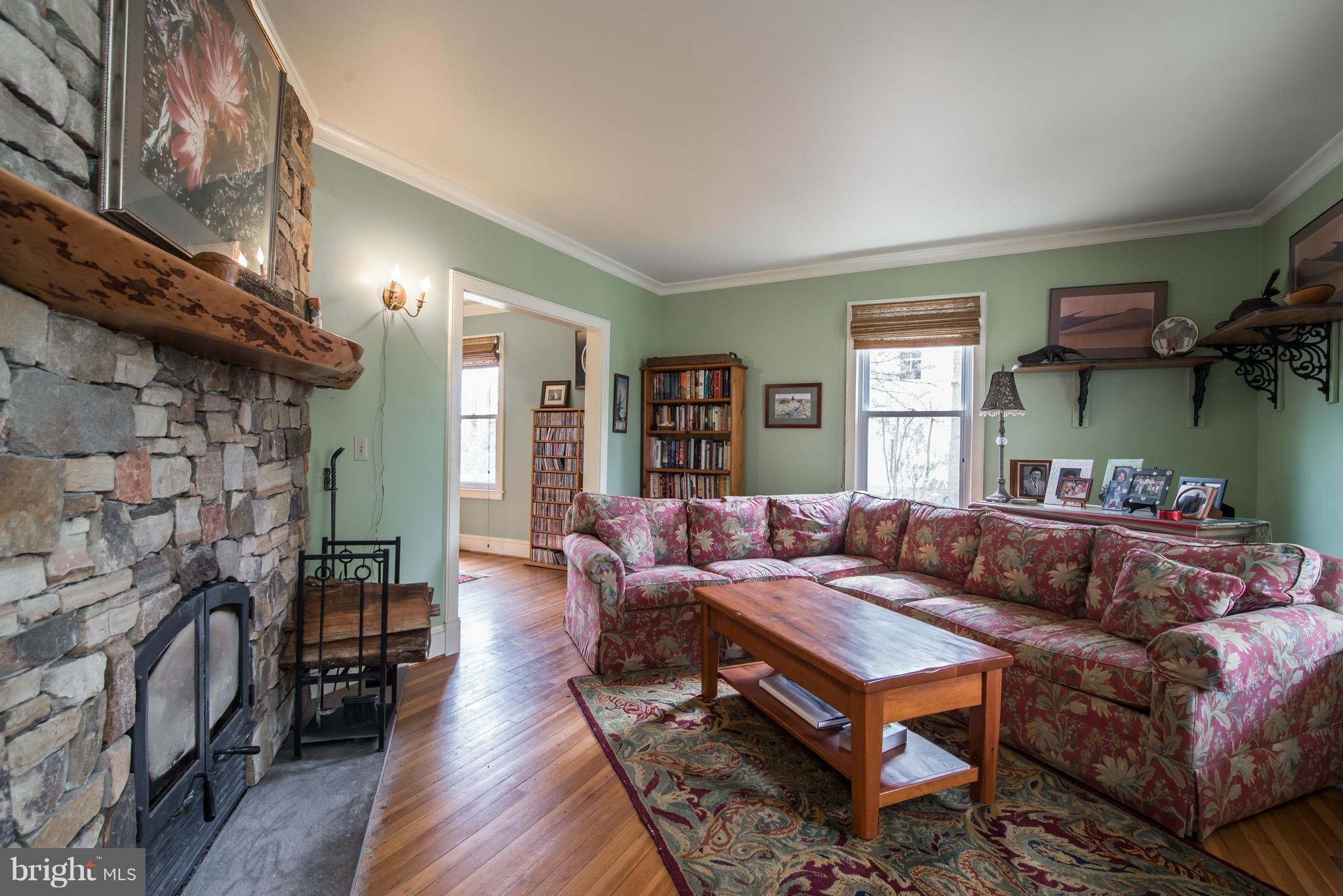 55 Main Street Round Hill, VA 20141 - Photo 9 of 29 Living Room