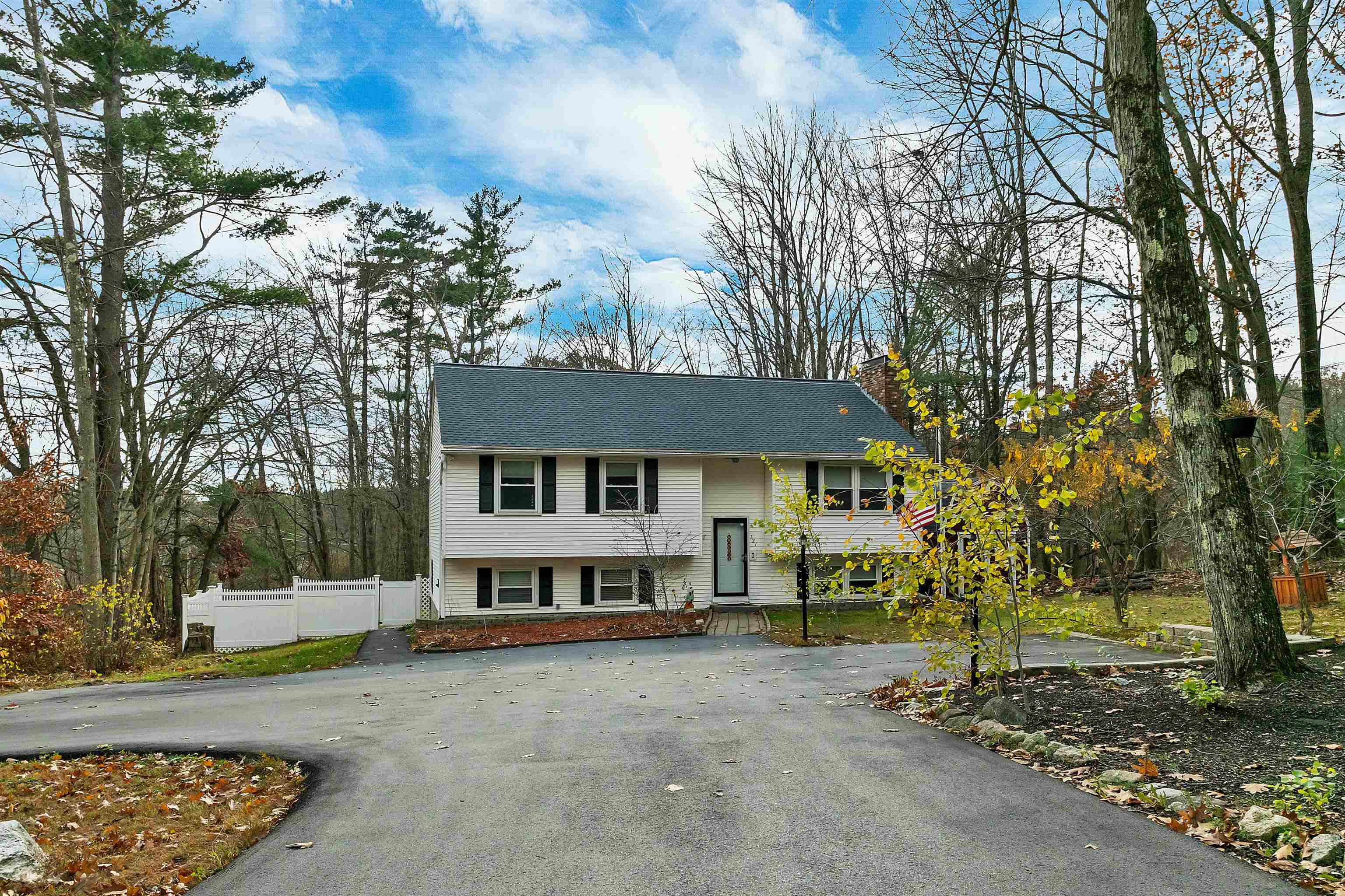 121 Hackett Hill Road Hooksett, NH 03106 - Photo 4 of 46