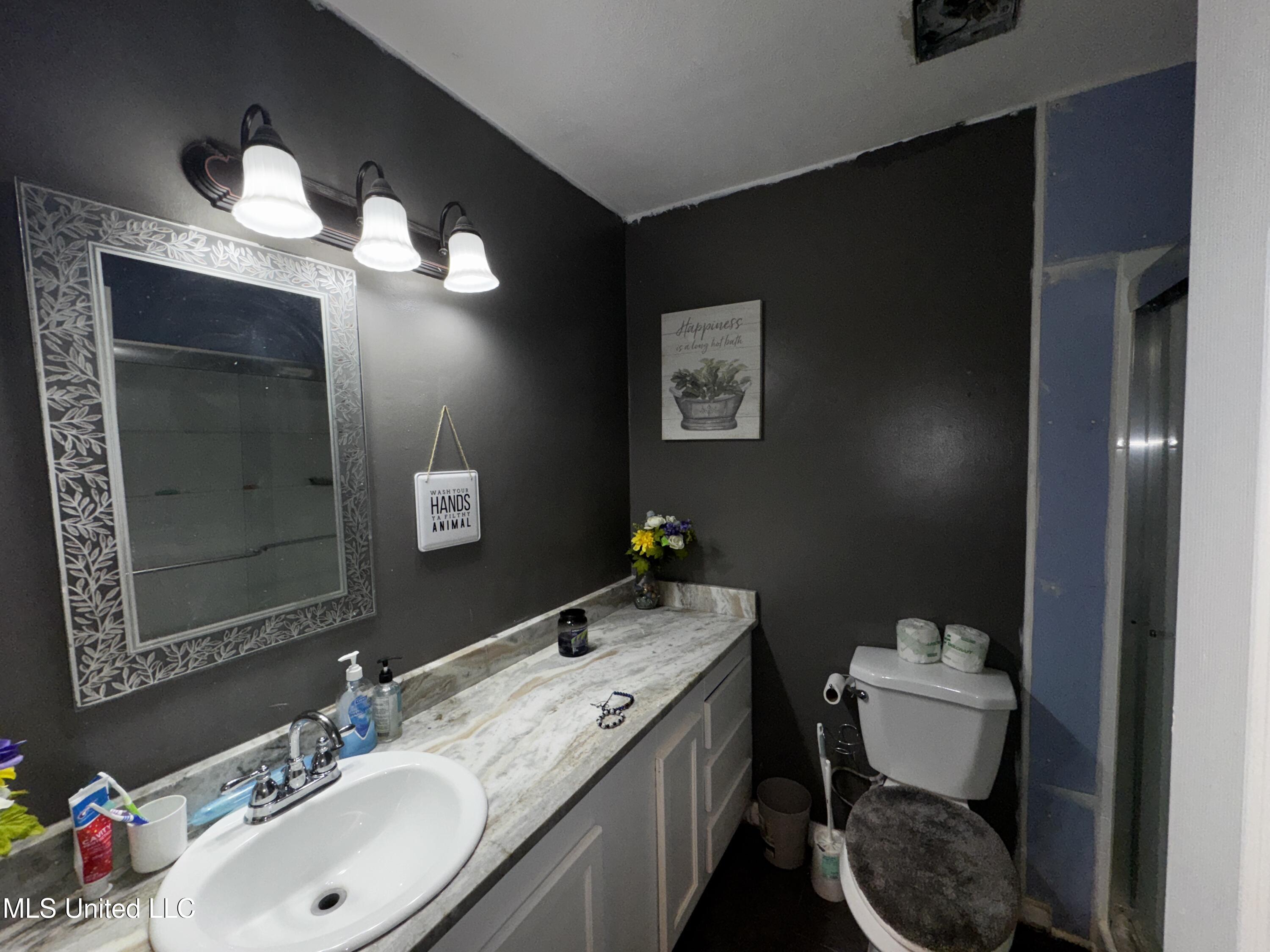 710 Benning Road Jackson, MS 39206 - Photo 8 of 23 Bathroom 2