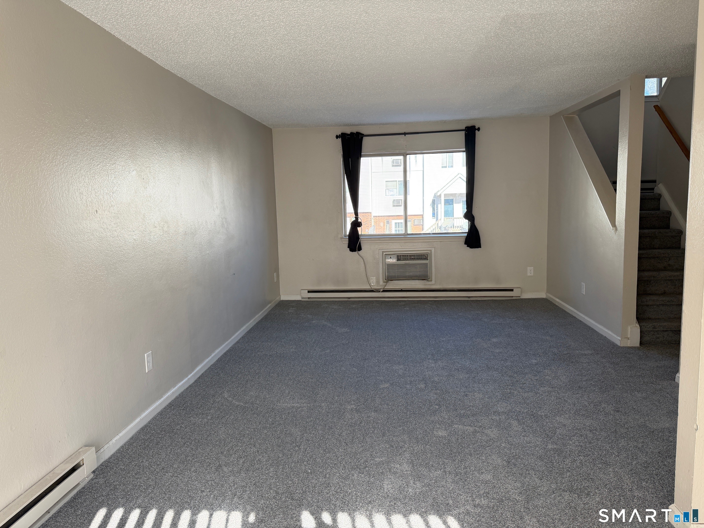 925 Oronoke Road, Unit 30F Waterbury, CT 06708 - Photo 5 of 12 an empty room with windows