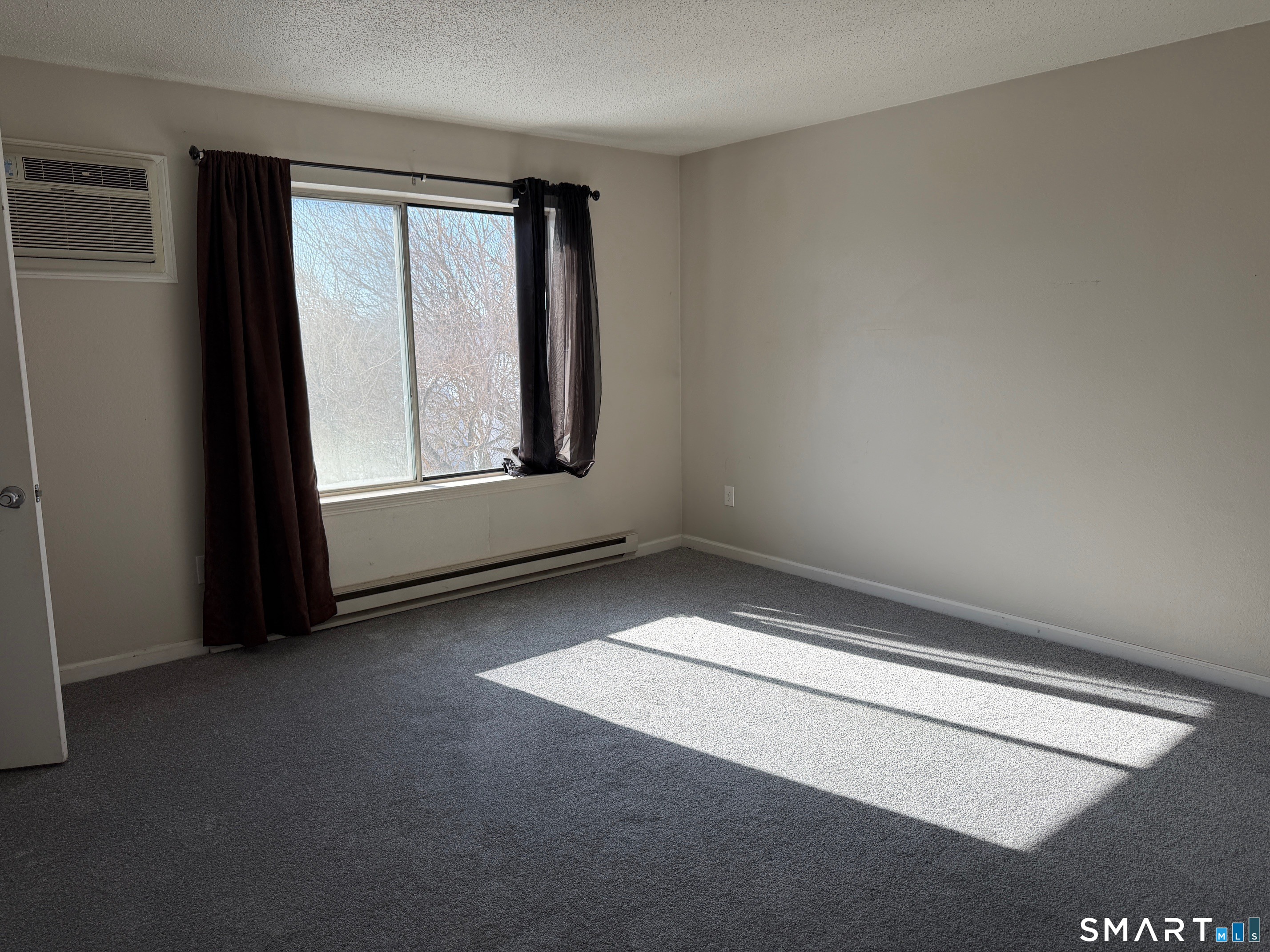 925 Oronoke Road, Unit 30F Waterbury, CT 06708 - Photo 7 of 12 an empty room with windows