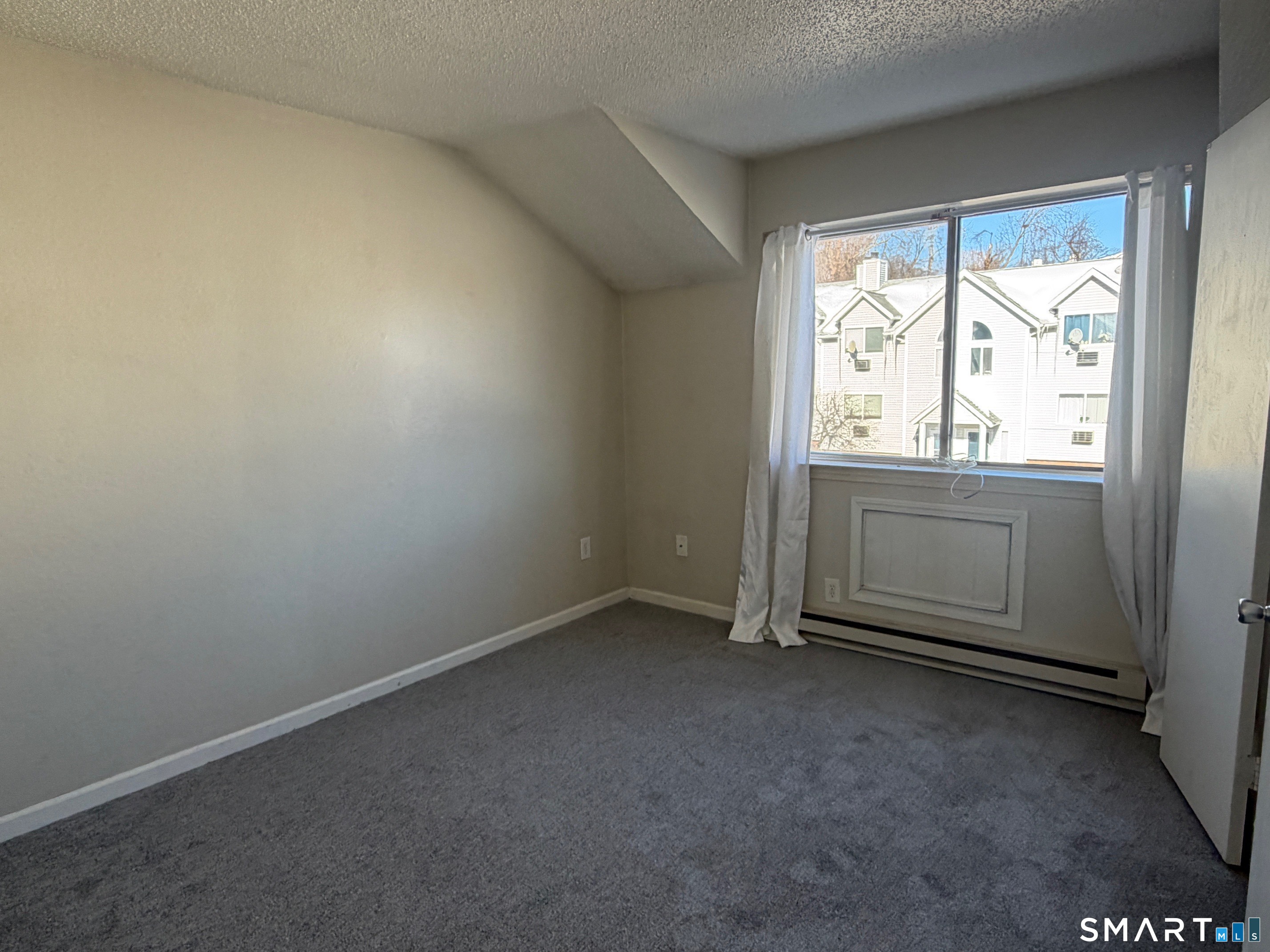 925 Oronoke Road, Unit 30F Waterbury, CT 06708 - Photo 9 of 12 an empty room with a empty space and window