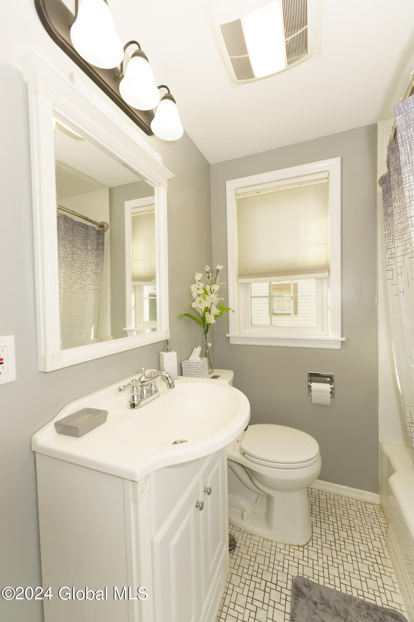 372 East Campbell Road Schenectady, NY 12303 - Photo 12 of 40 Bathroom