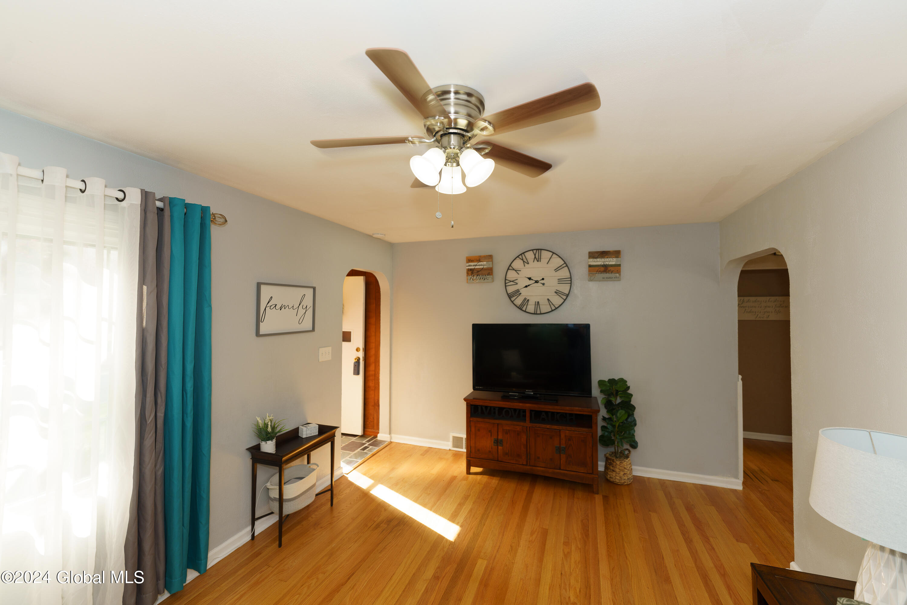 372 East Campbell Road Schenectady, NY 12303 - Photo 5 of 40 Livingroom