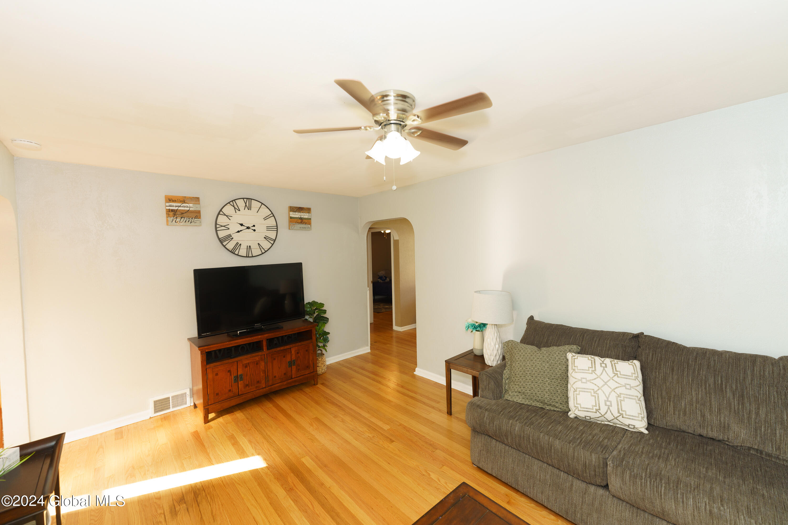 372 East Campbell Road Schenectady, NY 12303 - Photo 6 of 40 Livingroom