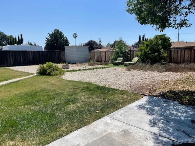 a view of a backyard