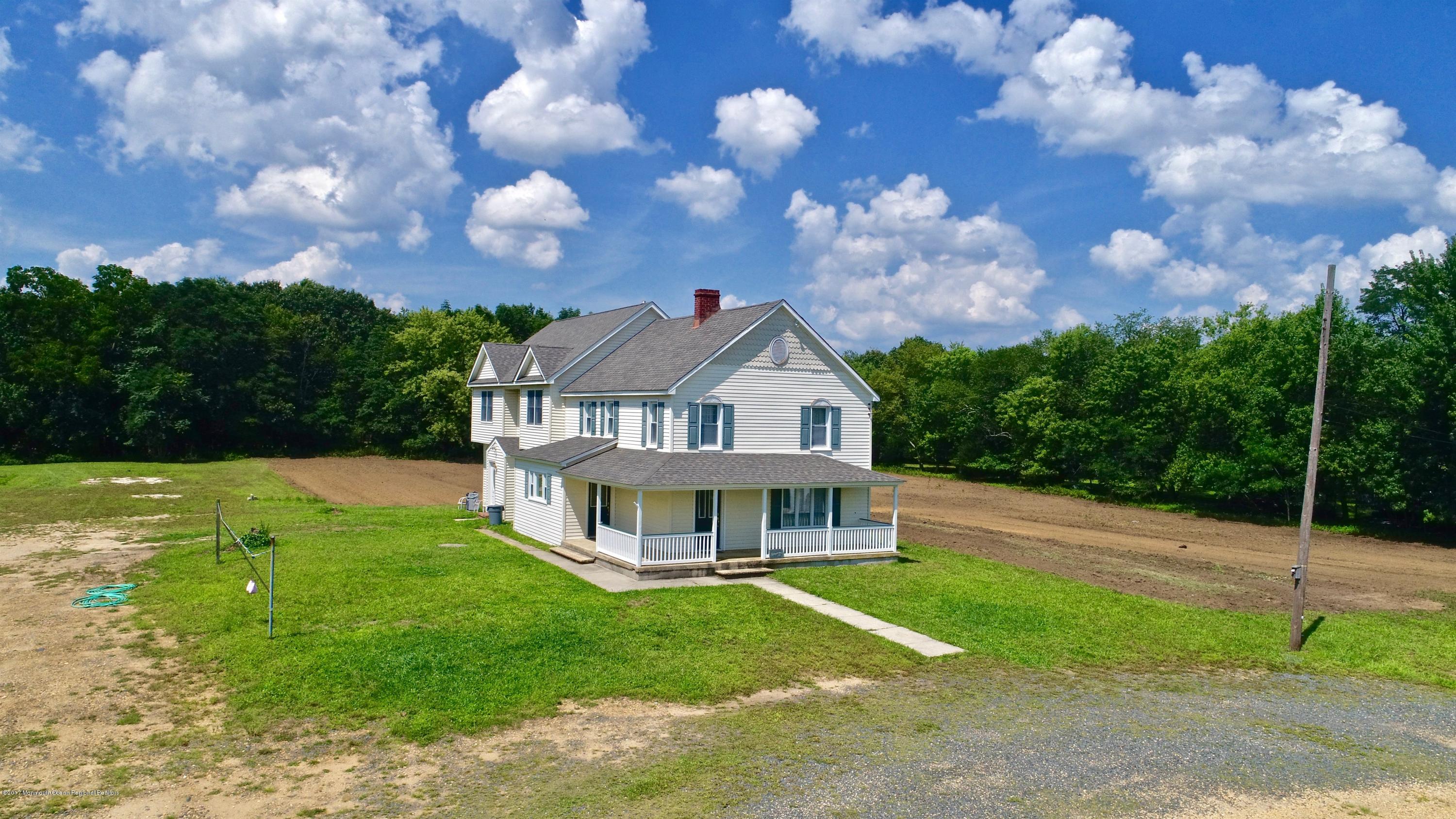 136 Crine Road Morganville, NJ 07751 - Photo 5 of 36 004_44674345