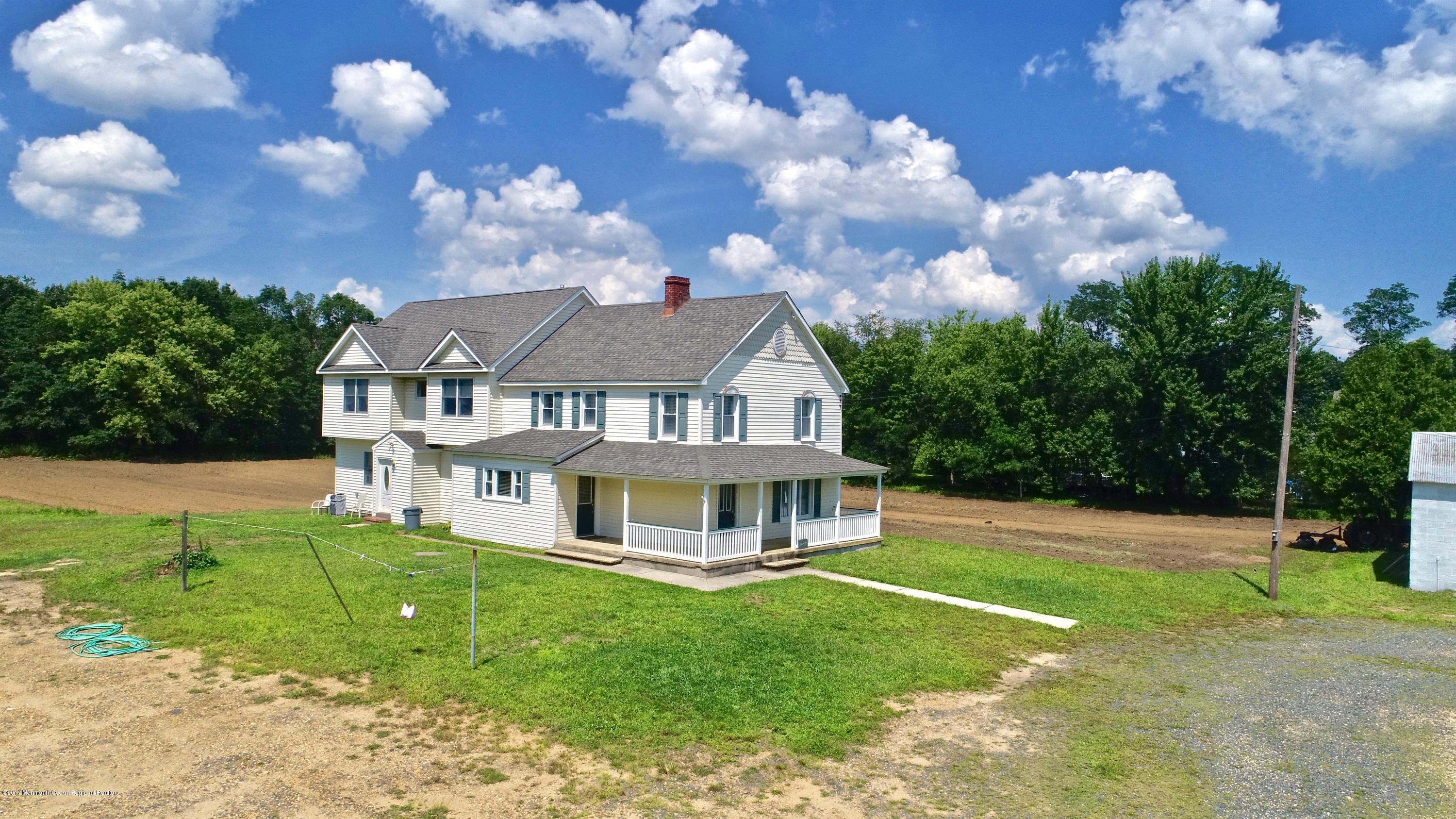 136 Crine Road Morganville, NJ 07751 - Photo 6 of 36 005_44674338