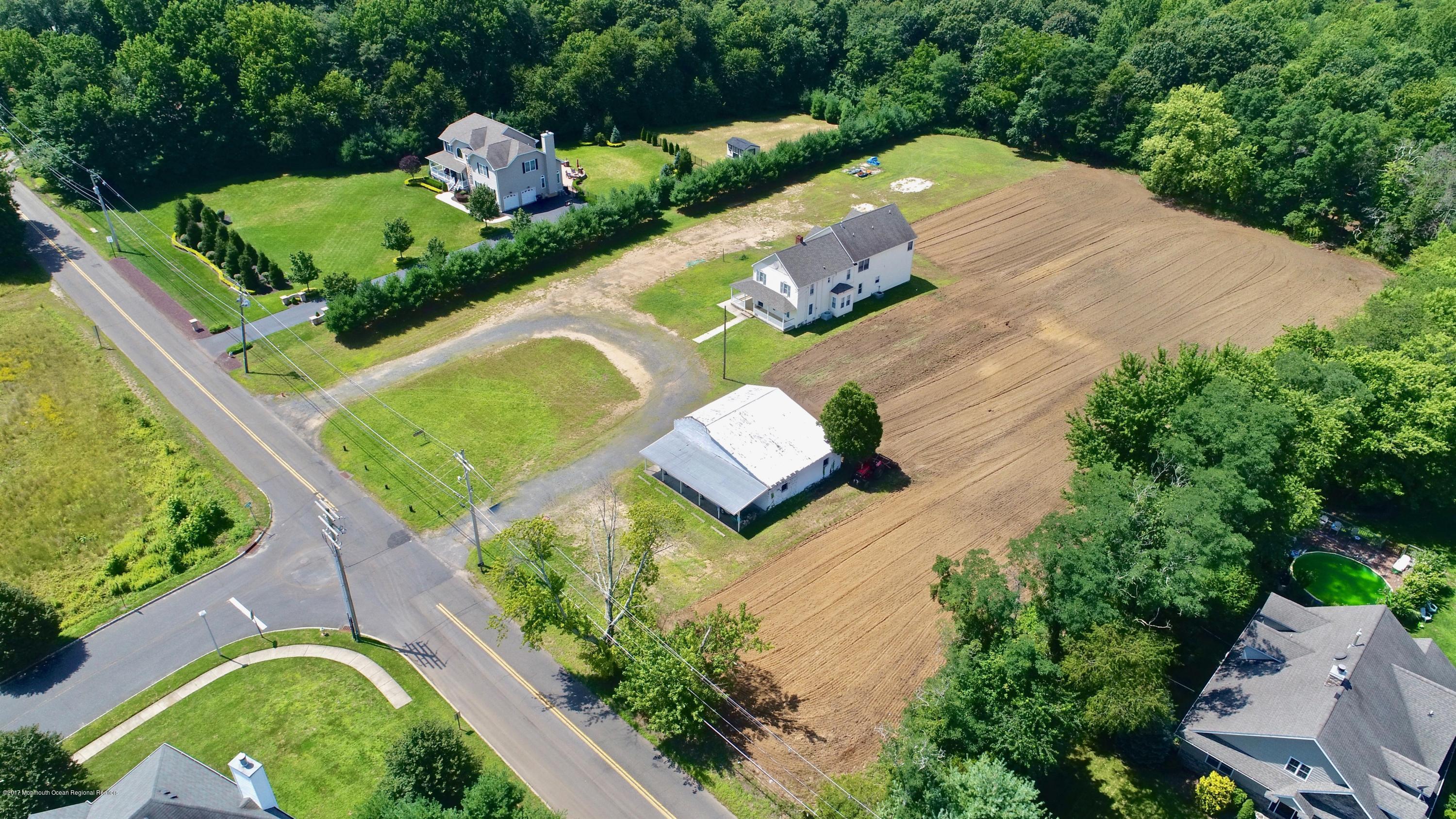 136 Crine Road Morganville, NJ 07751 - Photo 8 of 36 008_44674337