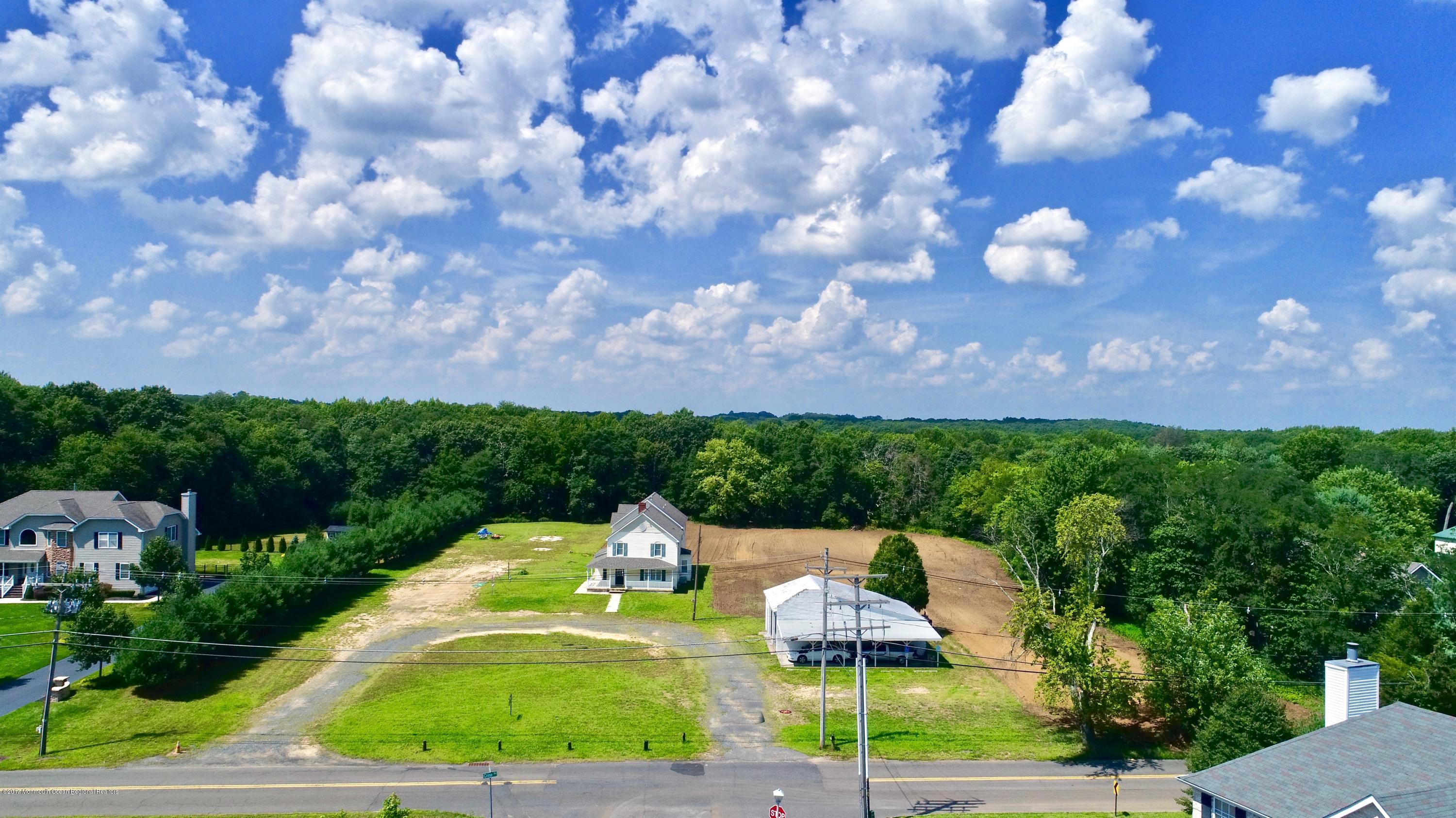 136 Crine Road Morganville, NJ 07751 - Photo 9 of 36 009_44674320