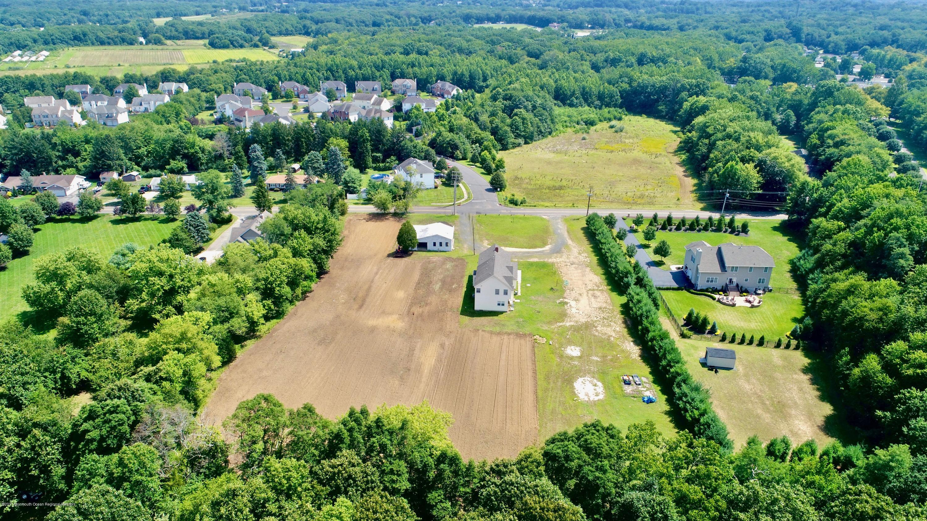 136 Crine Road Morganville, NJ 07751 - Photo 10 of 36 010_44674326