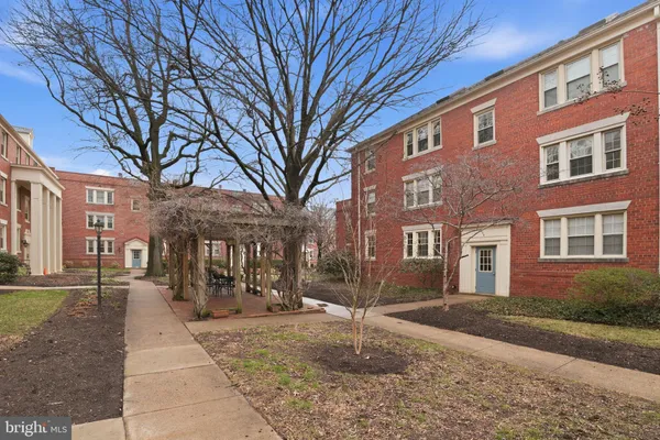 $250,000 | 525 Bashford Lane, Unit 4, Alexandria, VA 22314