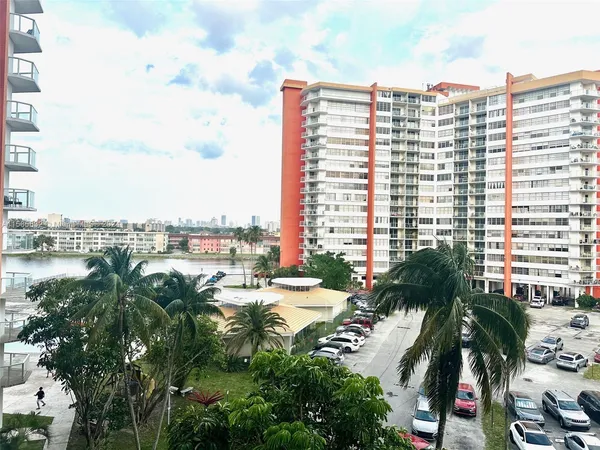 $185,000 | 1301 Northeast Miami Gardens Drive, Unit 521W, Miami, FL 33179