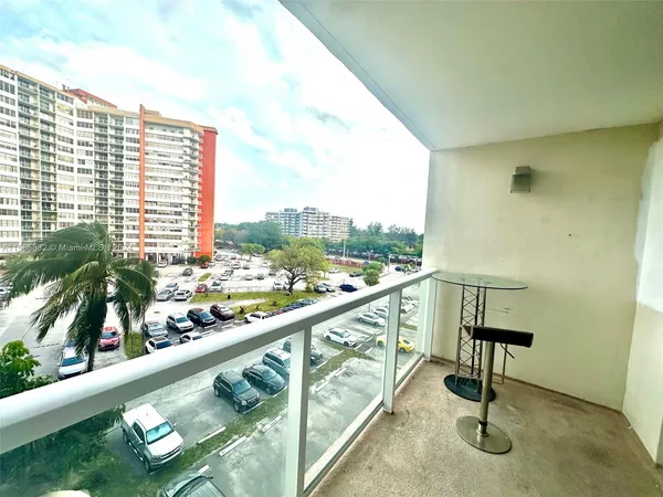 $185,000 | 1301 Northeast Miami Gardens Drive, Unit 521W, Miami, FL 33179