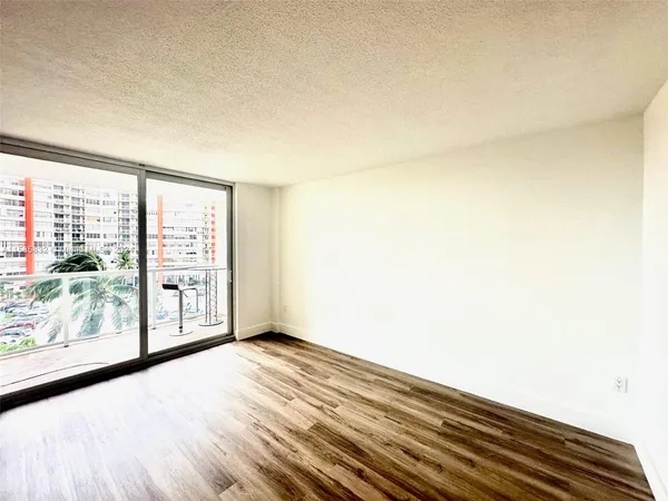 $185,000 | 1301 Northeast Miami Gardens Drive, Unit 521W, Miami, FL 33179