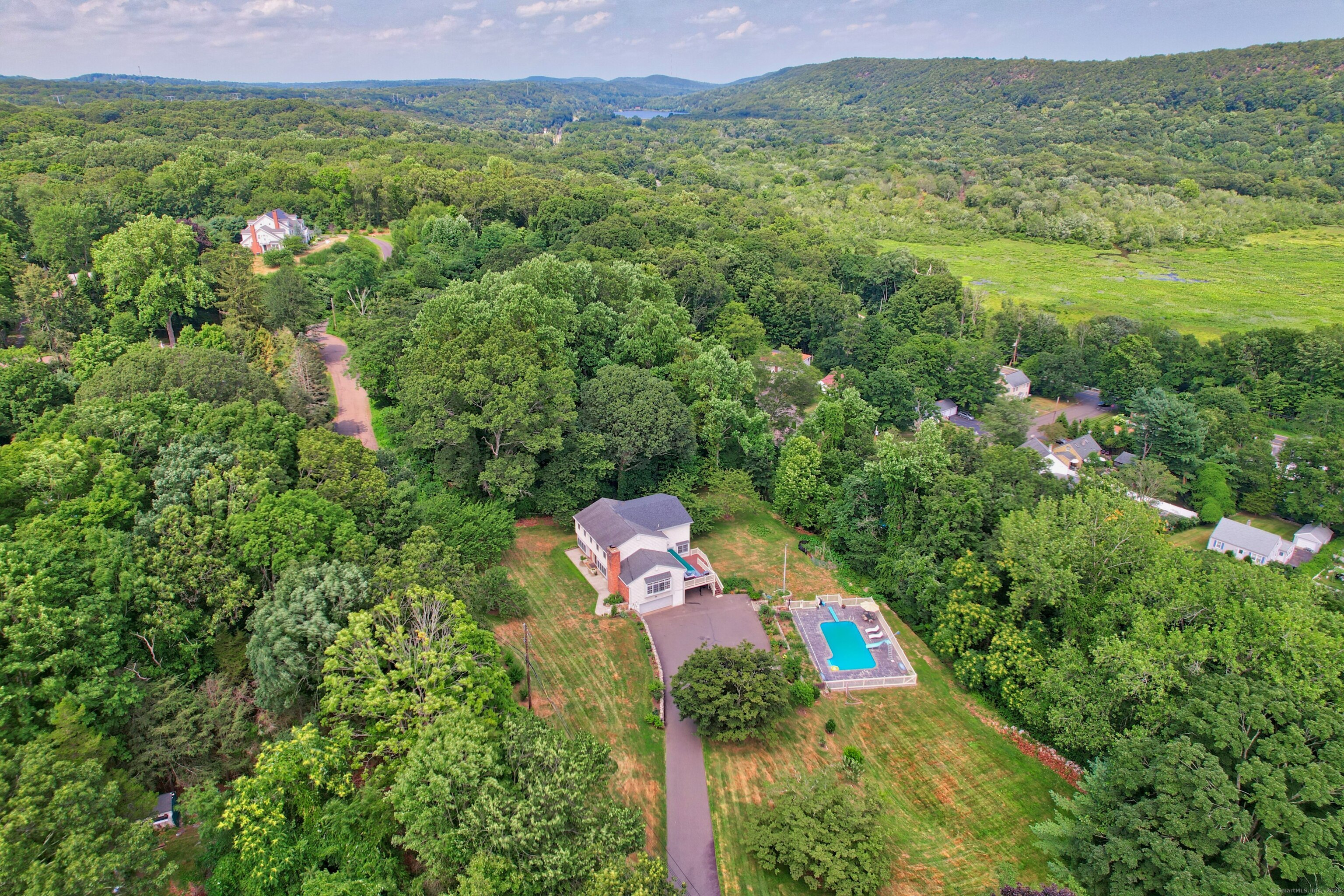 11 Ariel Road Woodbridge, CT 06525 - Photo 4 of 33