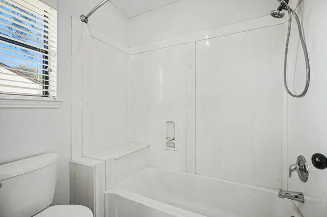 $275,000 | 206 Forest Oaks Lane, Lake Jackson, TX 77566