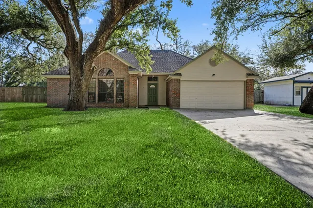 $275,000 | 206 Forest Oaks Lane, Lake Jackson, TX 77566