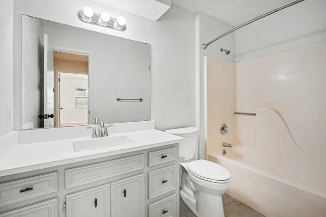 $275,000 | 206 Forest Oaks Lane, Lake Jackson, TX 77566