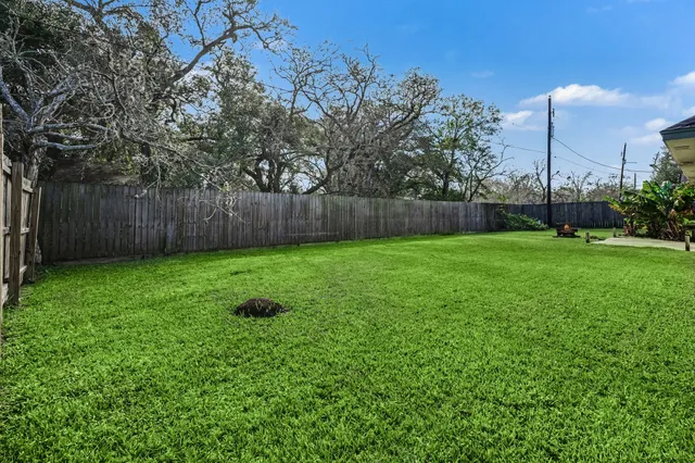 $275,000 | 206 Forest Oaks Lane, Lake Jackson, TX 77566