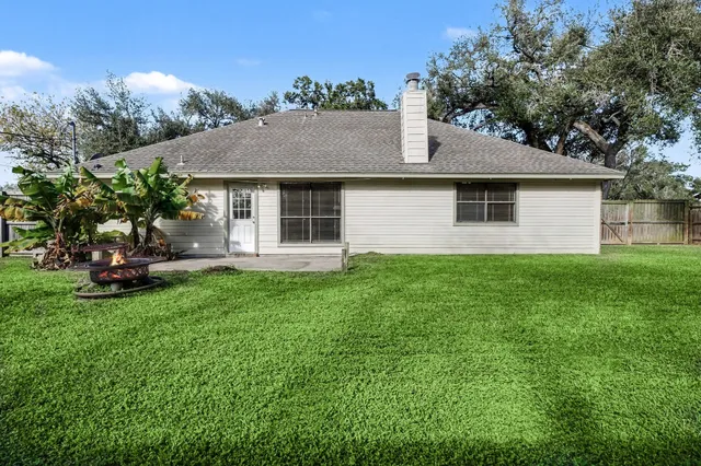 $275,000 | 206 Forest Oaks Lane, Lake Jackson, TX 77566