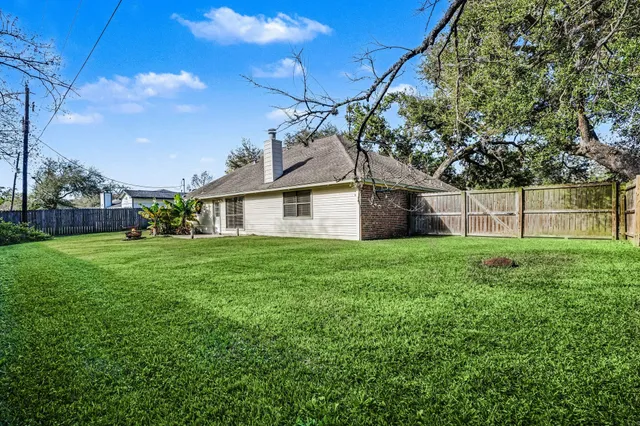 $275,000 | 206 Forest Oaks Lane, Lake Jackson, TX 77566