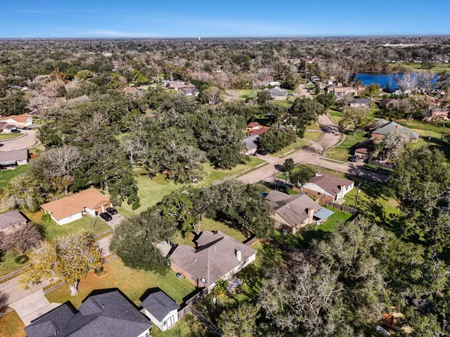 $275,000 | 206 Forest Oaks Lane, Lake Jackson, TX 77566