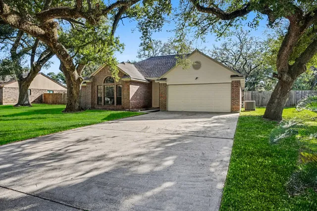 $275,000 | 206 Forest Oaks Lane, Lake Jackson, TX 77566