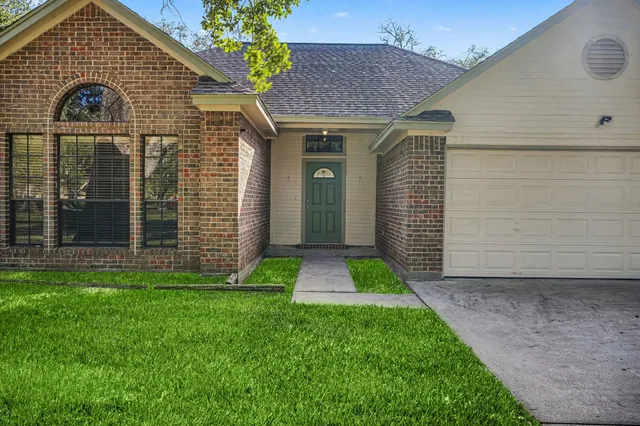$275,000 | 206 Forest Oaks Lane, Lake Jackson, TX 77566