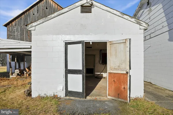 $725,000 | 2048 Co Rte 1/11, Kearneysville, WV 25430