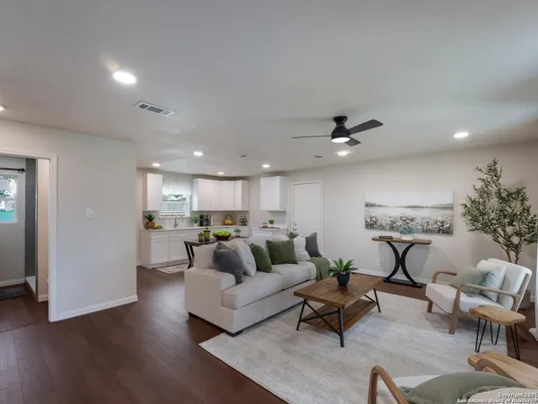 $1,795 | 10246 Highway 106 Loop, Adkins, TX 78101