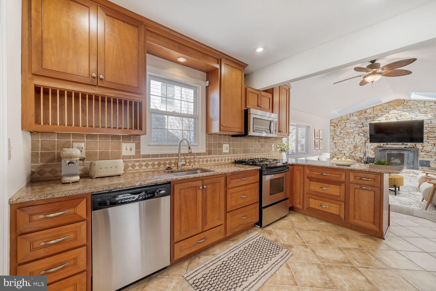 415 Locust Drive Baltimore, MD 21228 - Photo 9 of 30