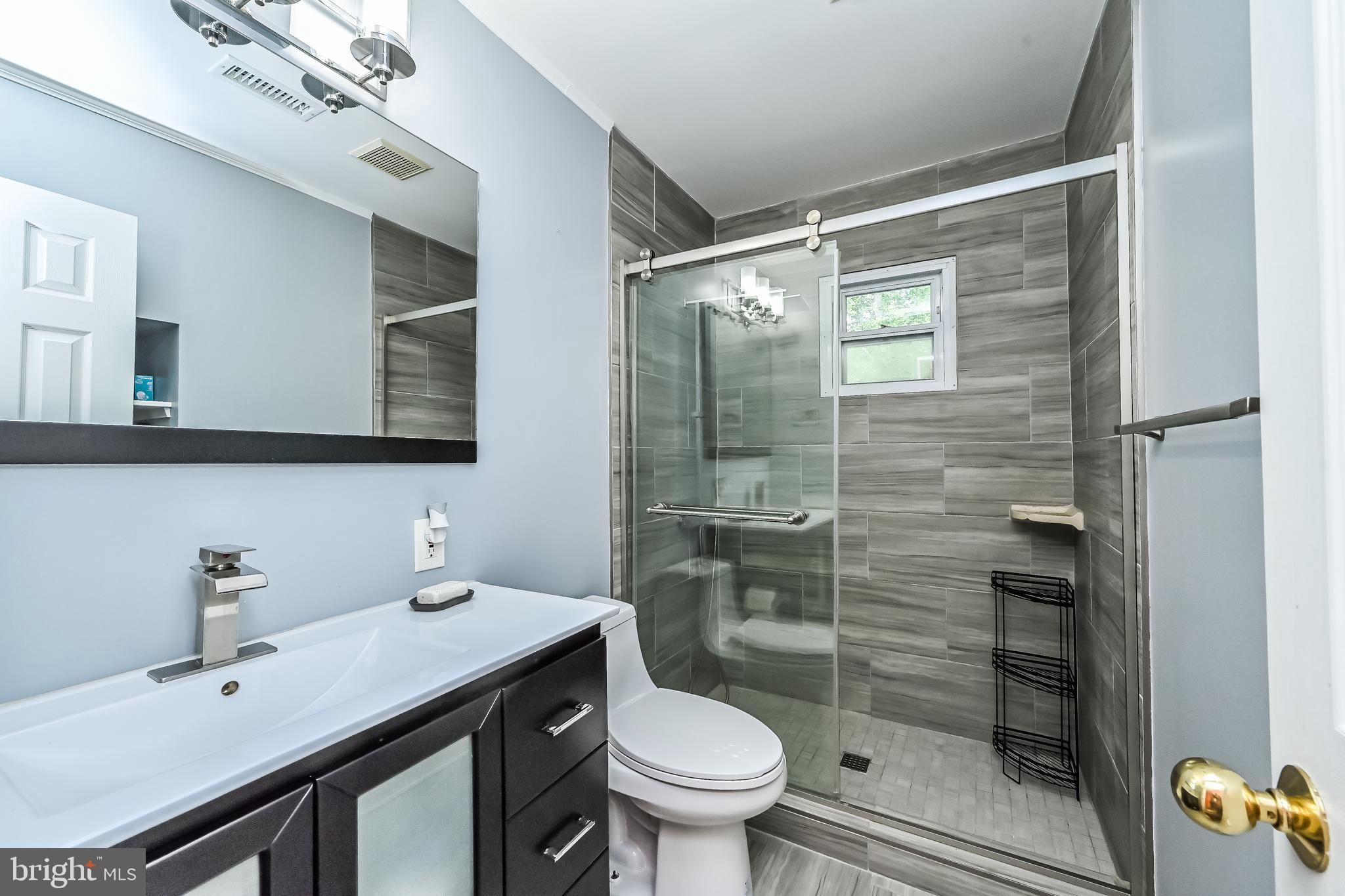 1415 Cottage Street Southwest Vienna, VA 22180 - Photo 45 of 64 upper hall bath