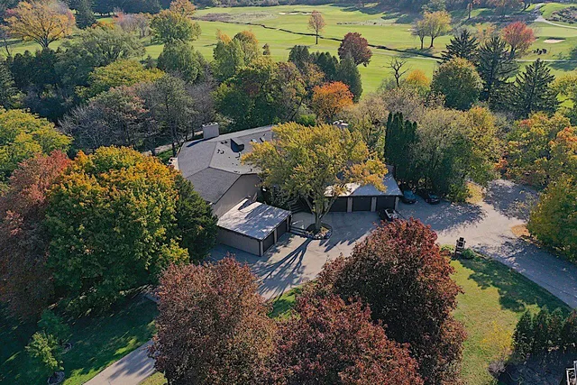 $549,000 | 880 Windsor Drive, Unit J3, Fontana, WI 53125