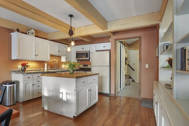 $549,000 | 880 Windsor Drive, Unit J3, Fontana, WI 53125