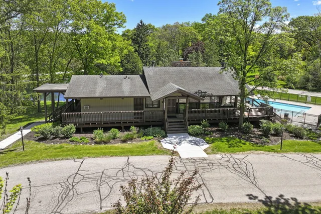 $549,000 | 880 Windsor Drive, Unit J3, Fontana, WI 53125