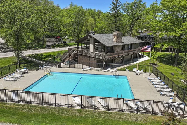 $549,000 | 880 Windsor Drive, Unit J3, Fontana, WI 53125