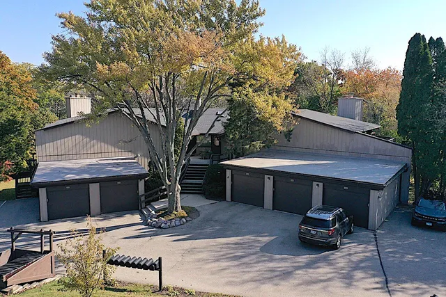 $549,000 | 880 Windsor Drive, Unit J3, Fontana, WI 53125