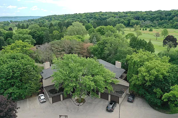 $549,000 | 880 Windsor Drive, Unit J3, Fontana, WI 53125