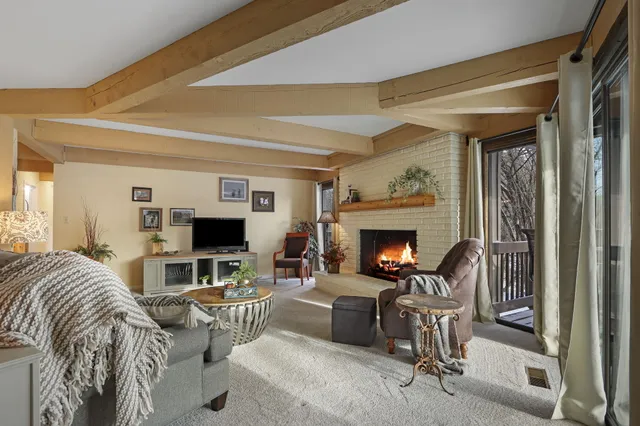 $549,000 | 880 Windsor Drive, Unit J3, Fontana, WI 53125