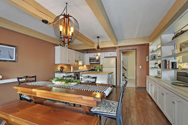 $549,000 | 880 Windsor Drive, Unit J3, Fontana, WI 53125