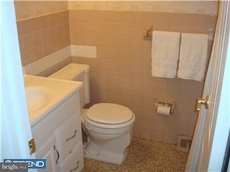 3586 Kyle Road Philadelphia, PA 19154 - Photo 5 of 12 Bathroom