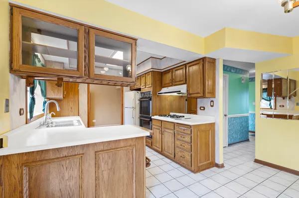 a kitchen that has a lot of cabinets in it