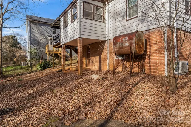 a view of a house with a backyard