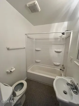 $1,155 | 104 South Ferry Street, Unit B, Schenectady, NY 12305