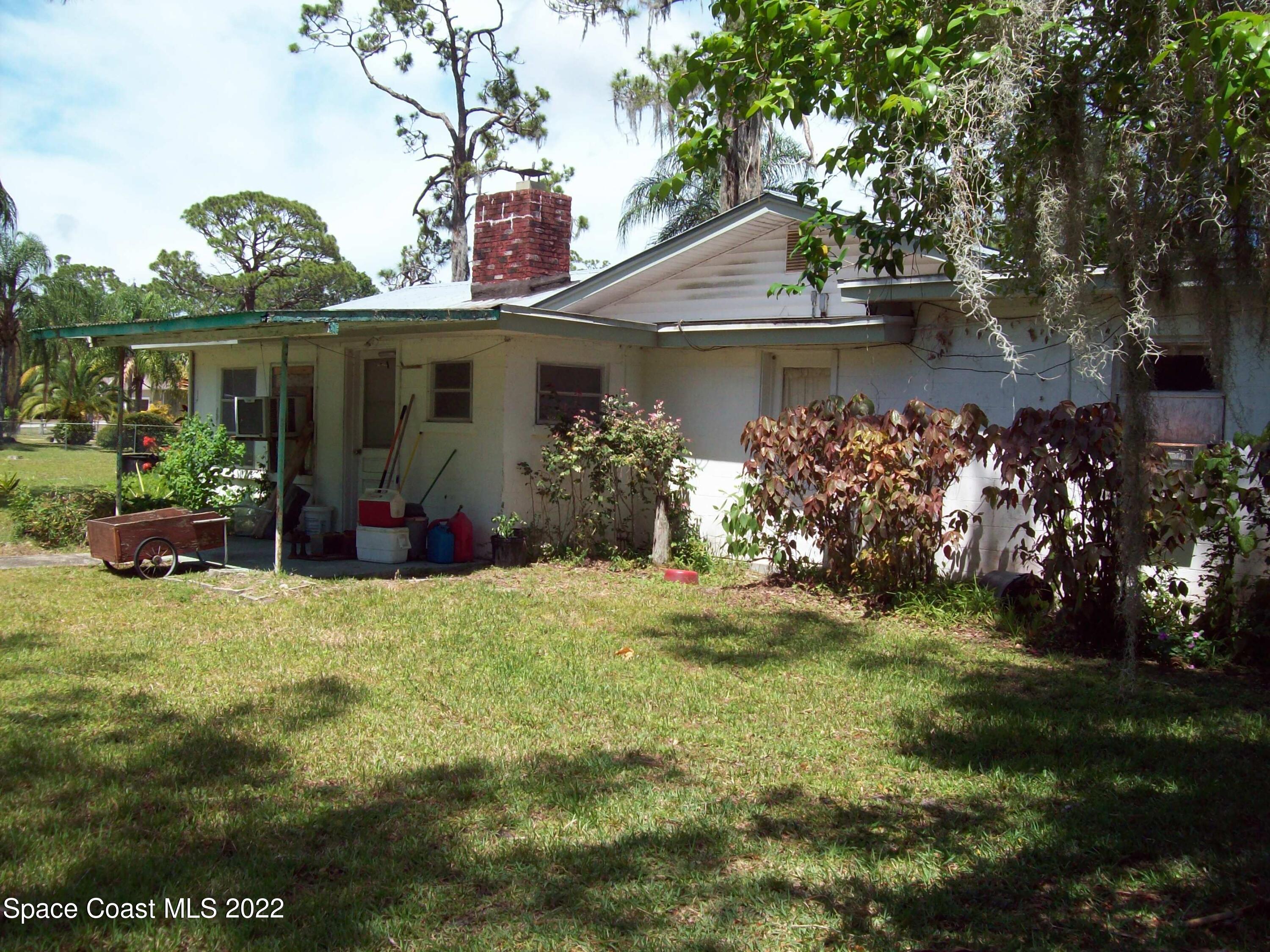 2224 Iowa Street Melbourne, FL 32904 - Photo 5 of 19 a front view of house with garden