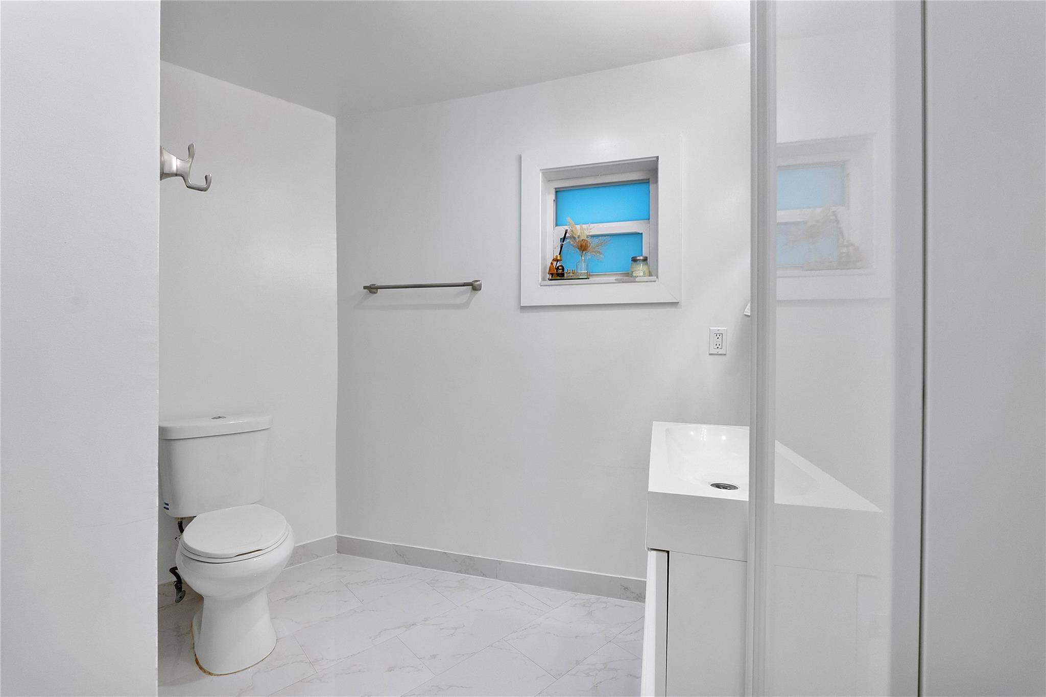 5351 Godfrey Road Parkland, FL 33067 - Photo 28 of 95 a bathroom with a toilet