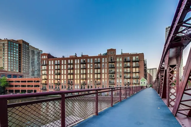$395,000 | 550 North Kingsbury Street, Unit 512, Chicago, IL 60654