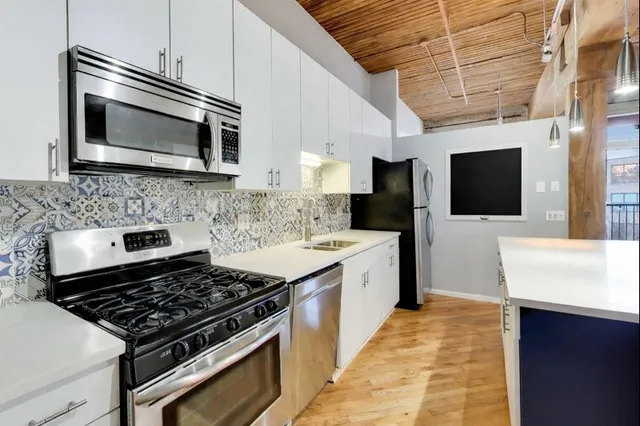 $395,000 | 550 North Kingsbury Street, Unit 512, Chicago, IL 60654